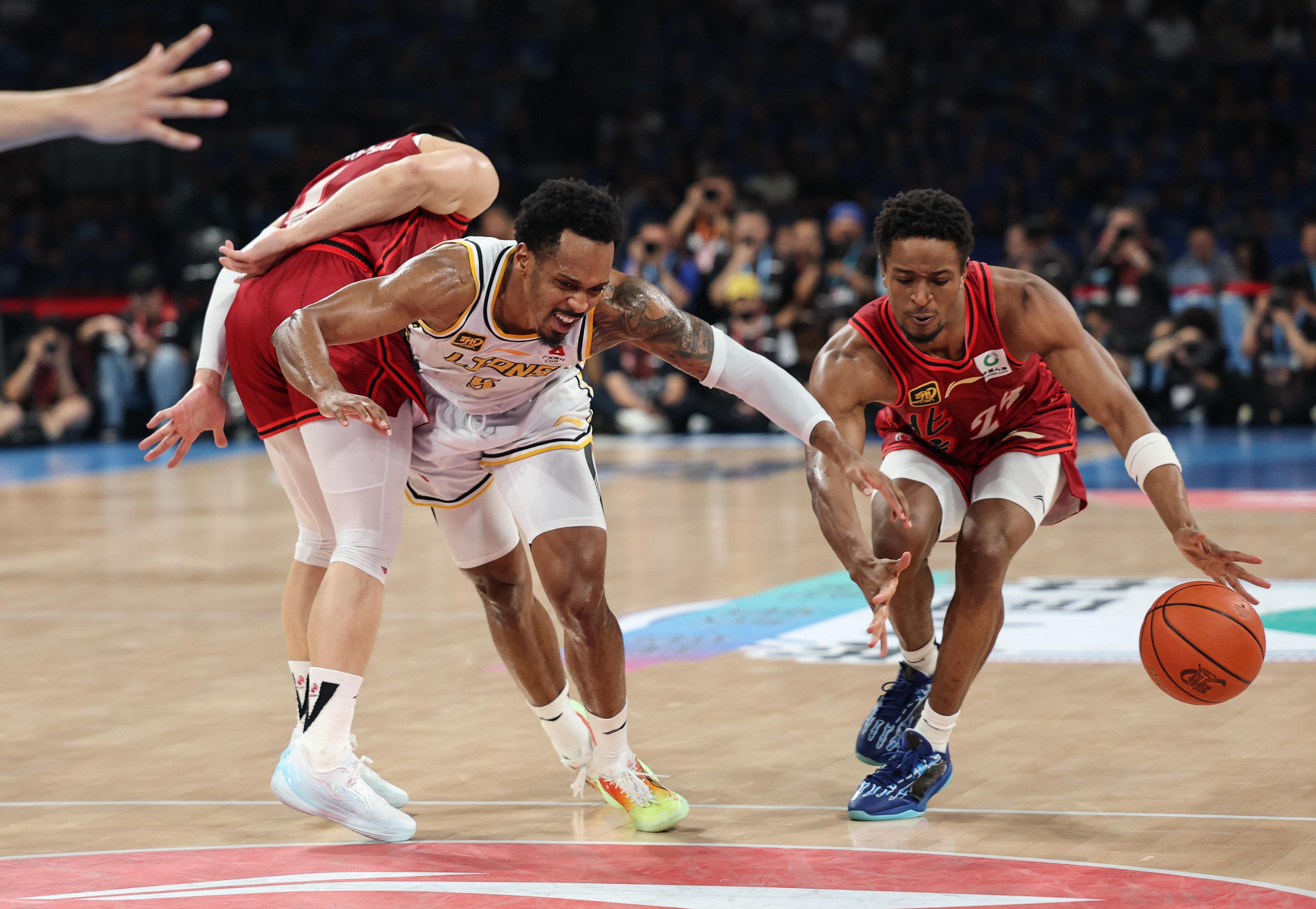 爱游戏-关于集结日突围战来临；费城76人围绕中超再遭质疑；引发热议；年轻球员得到机会的信息